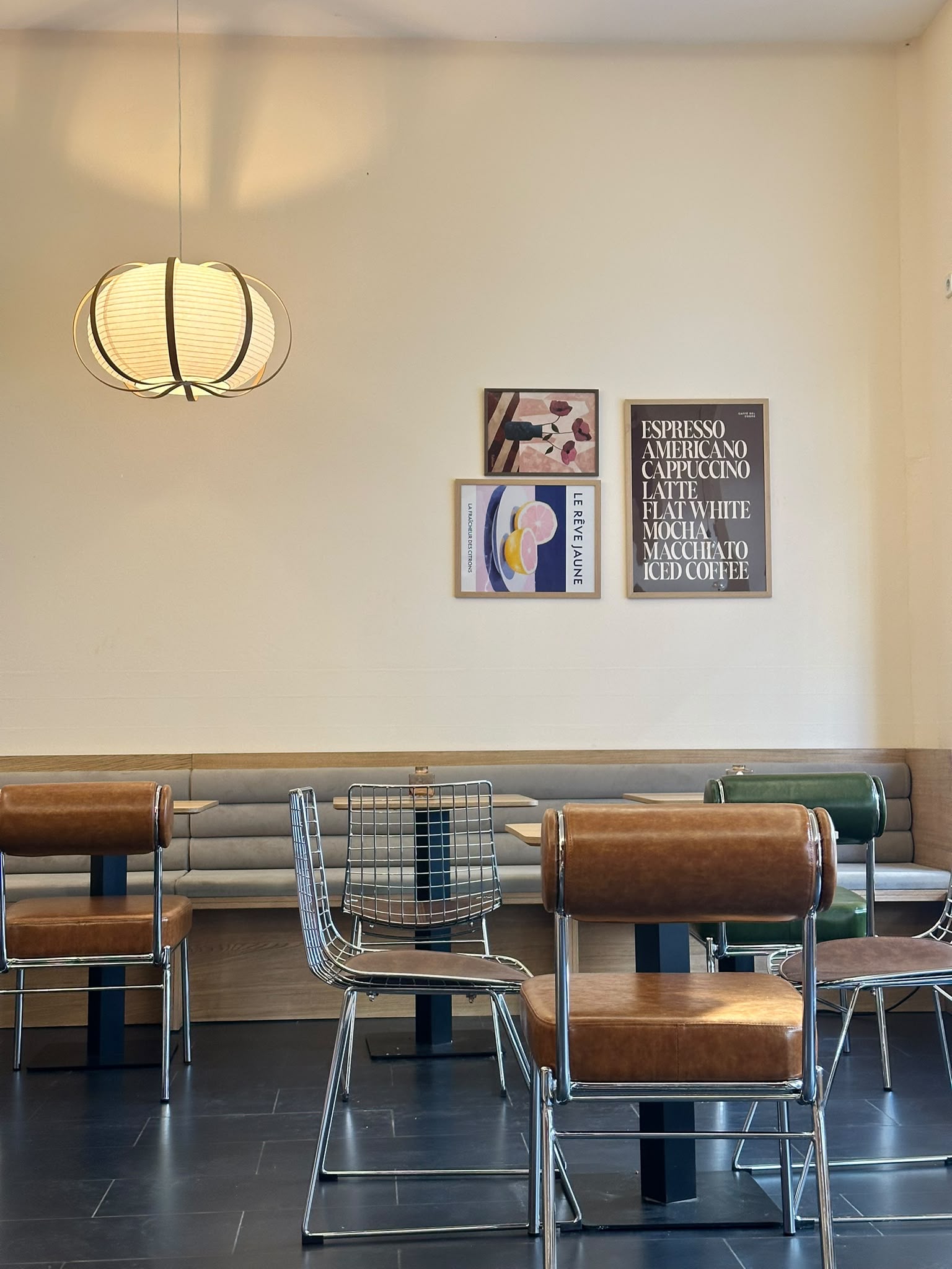 Helle Sitzecke im Café
