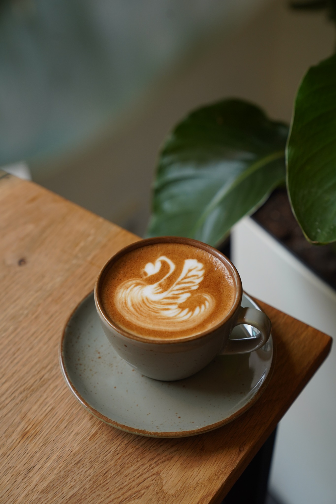 Latte Art auf einem Holztisch