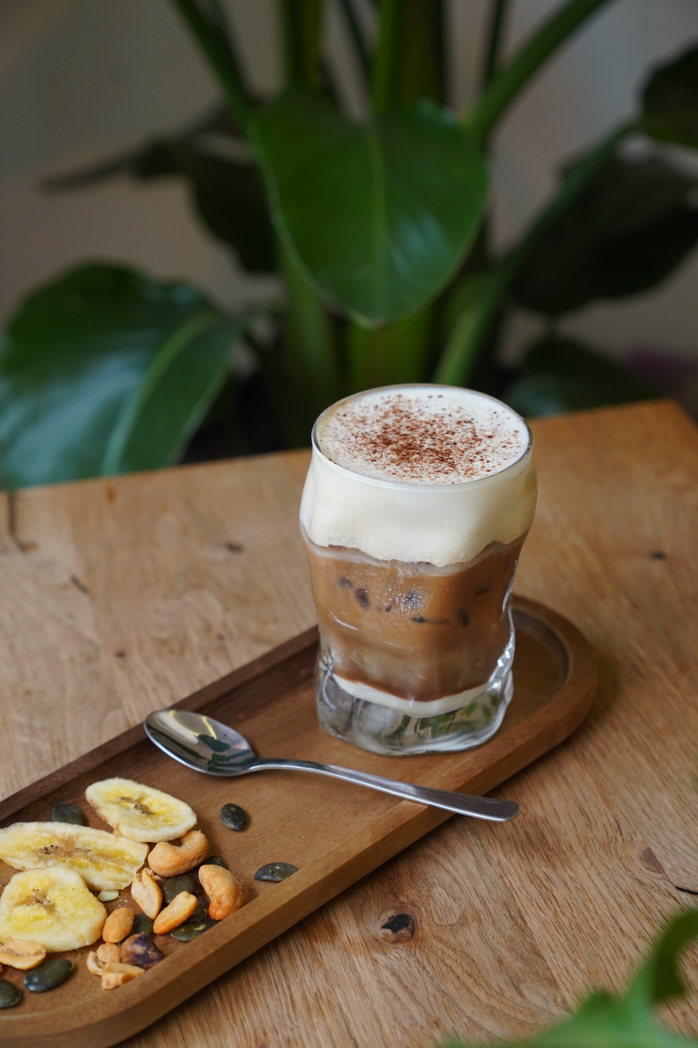 Saigon Creamy Brown auf dem Holztisch