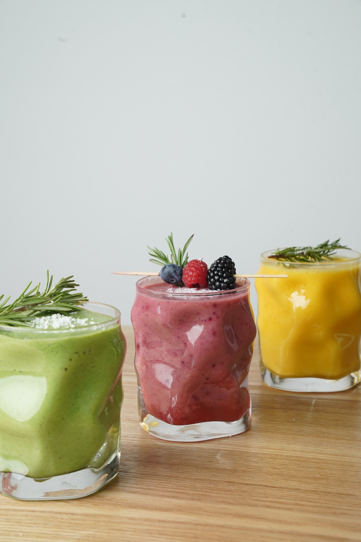 Drei farbenfrohe December Smoothies